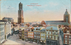 710660 Prentbriefkaart 'Utrecht Stadhuisbrug en Oudegracht', met een ingekleurde foto van de gracht en uiterst rechts ...